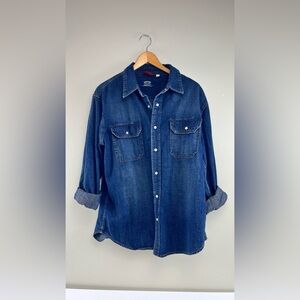Levi’s Signature Denim Shirt | Men’s Fit | Boho Oversized Look on Women